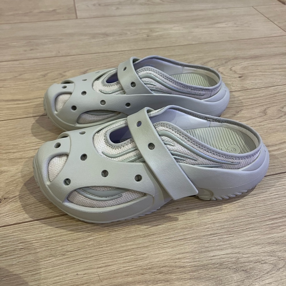 CAGED MULE SAND CROCS